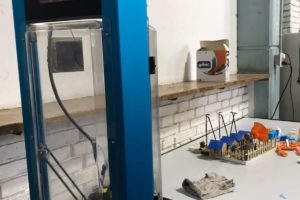 Estudiantes del IES 9-012 trabajan en la impresión 3D de prótesis médicas