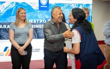 El Gobernador entregó certificados a docentes mendocinos que se capacitaron sobre minería