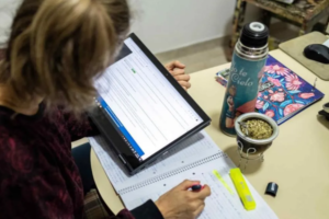 Por escasez de docentes, darán becas de hasta 50% del salario a quienes estudien profesorados «prioritarios» en Mendoza