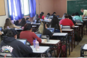 Unos 400 estudiantes de carreras prioritarias ya recibieron el primer estímulo económico
