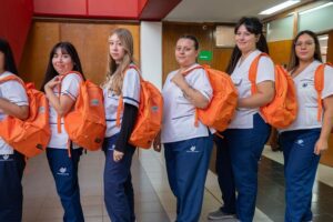 Continúa la entrega de mochilas técnicas para estudiantes de enfermería de la Zona Norte