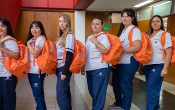 Continúa la entrega de mochilas técnicas para estudiantes de enfermería de la Zona Norte